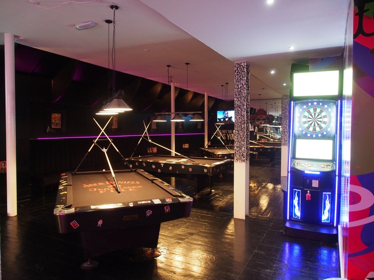 Play games and drink all night in Farringdon: 1920 Bar1