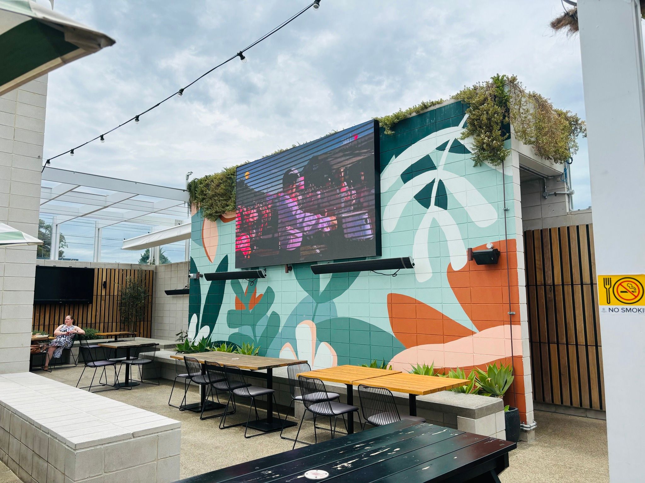 Beer Garden, Brighton Metro Hotel image 3