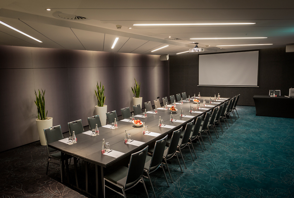 Cockle Bay Room, Park Royal Darling Harbour image 3