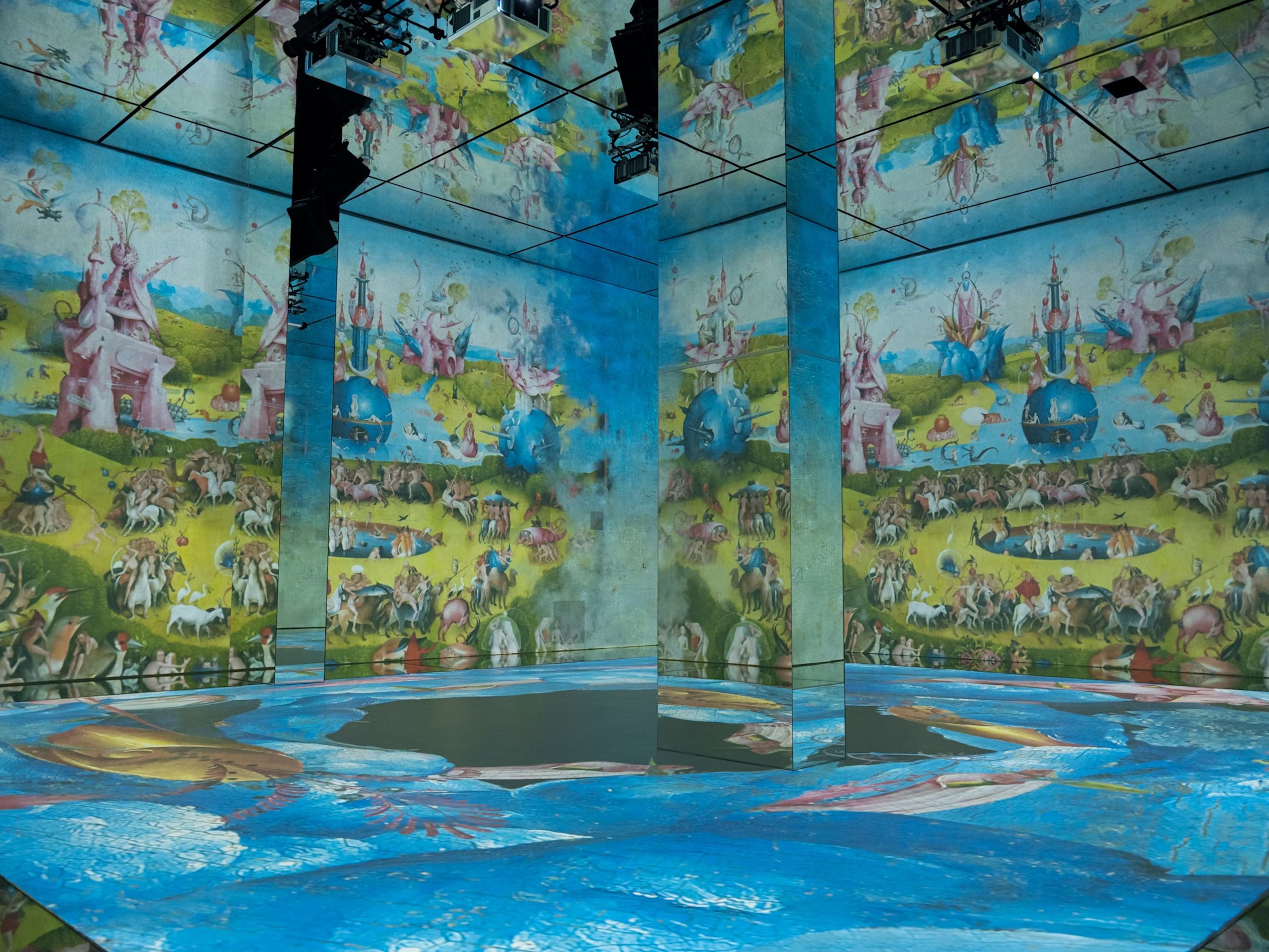 Frameless london exhibition space 