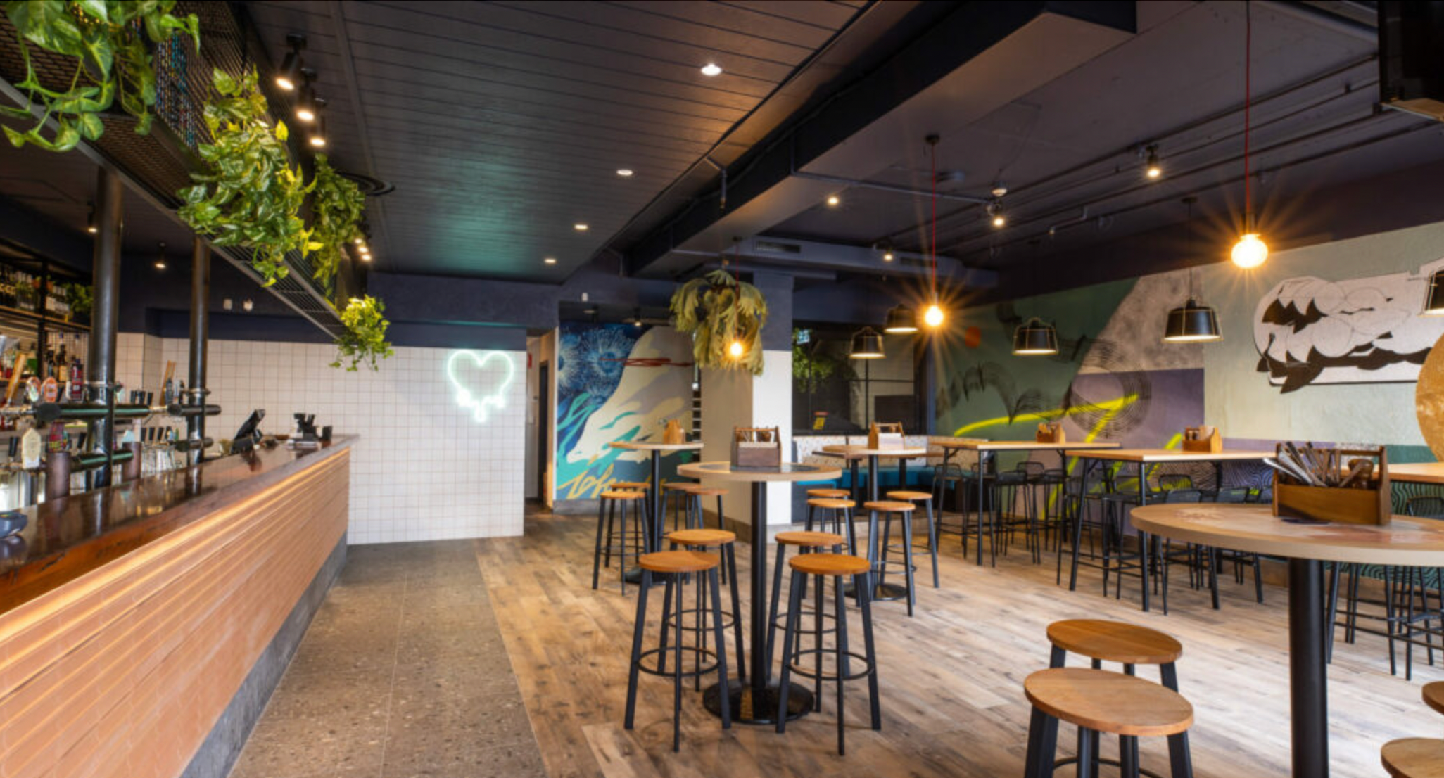 Ground Floor Exclusive, Henley's Bar & Kitchen image 3