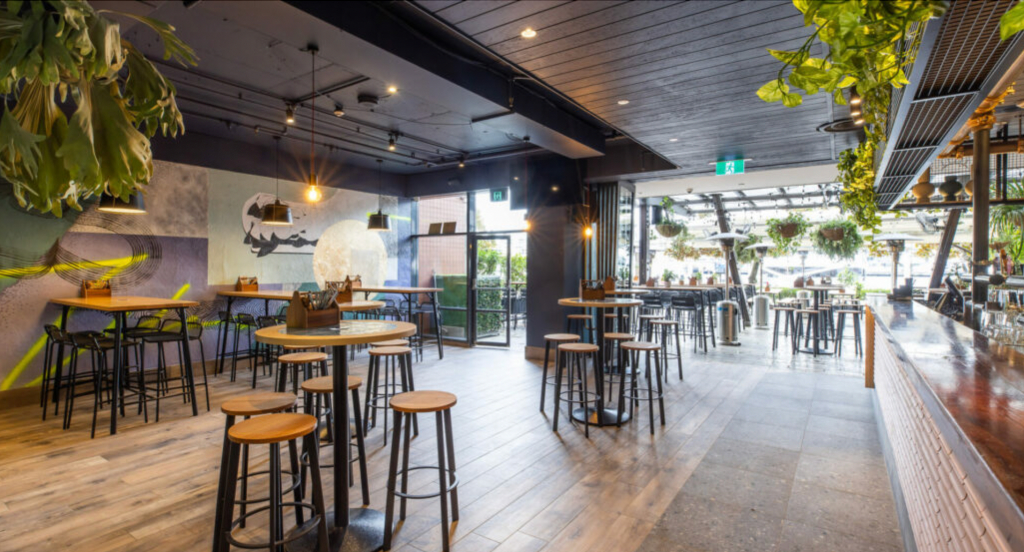 Ground Floor Exclusive, Henley's Bar & Kitchen1