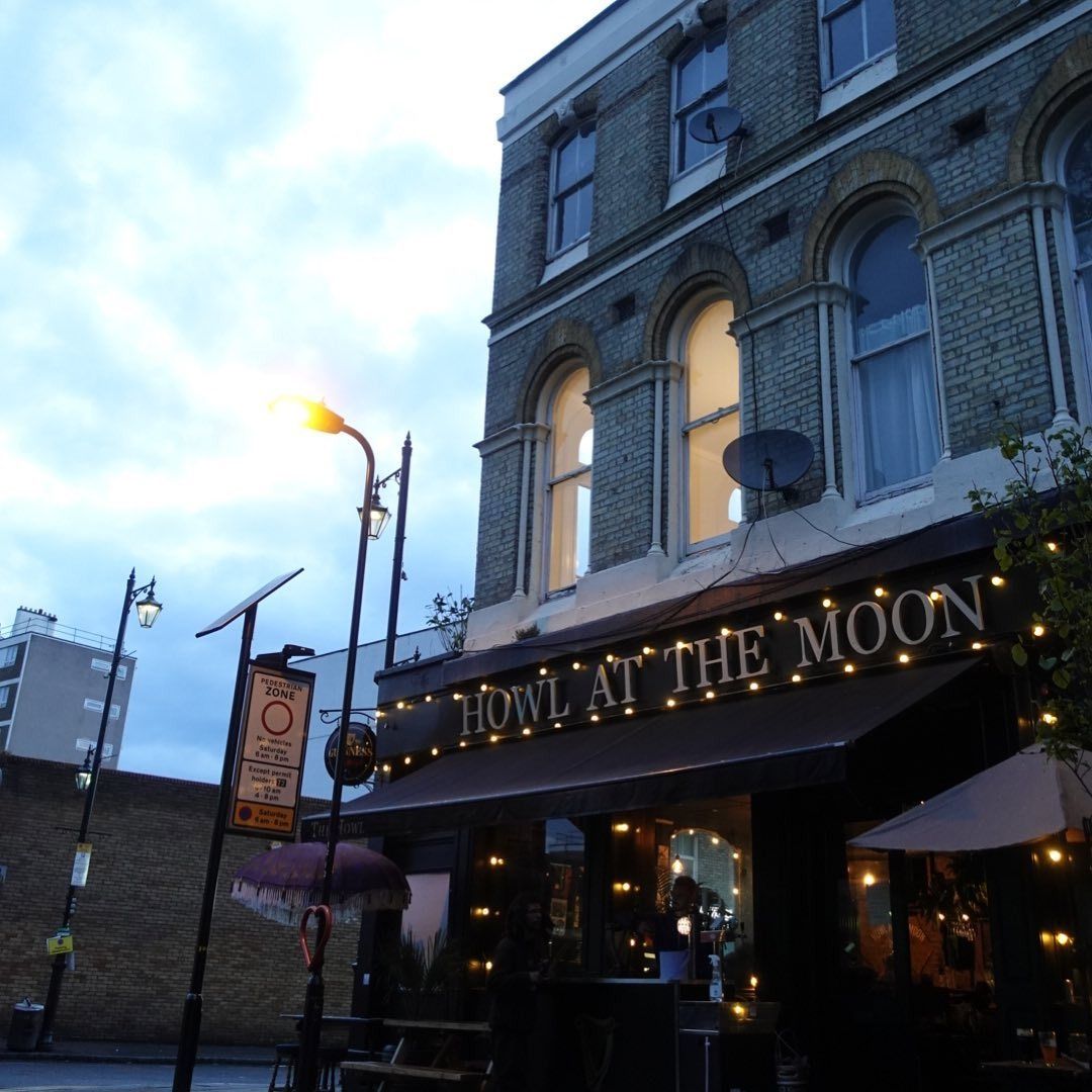 Howl at the moon hoxton bar