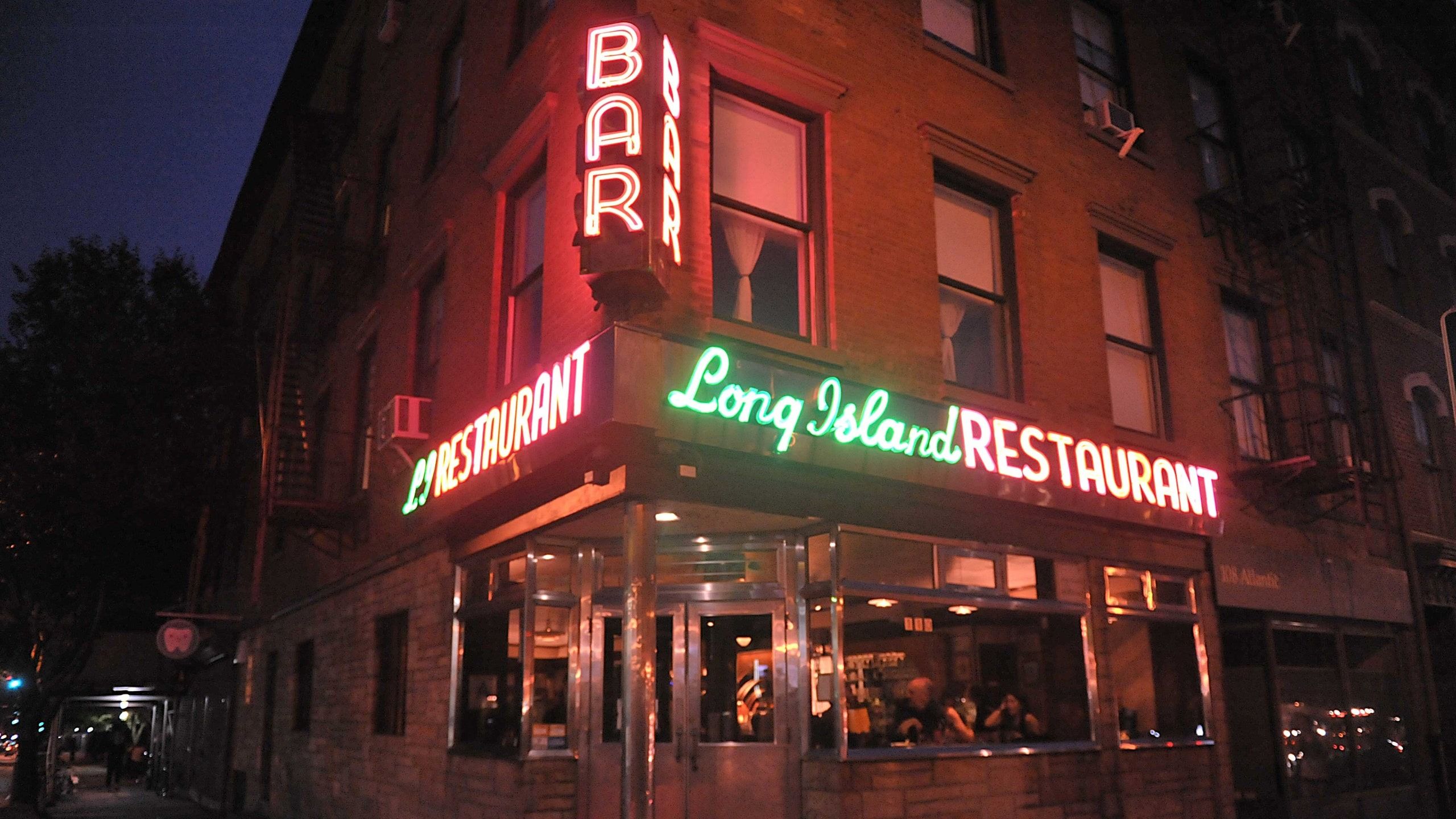 A classic bar with a squeeze of modernity: Long Island Bar image 2