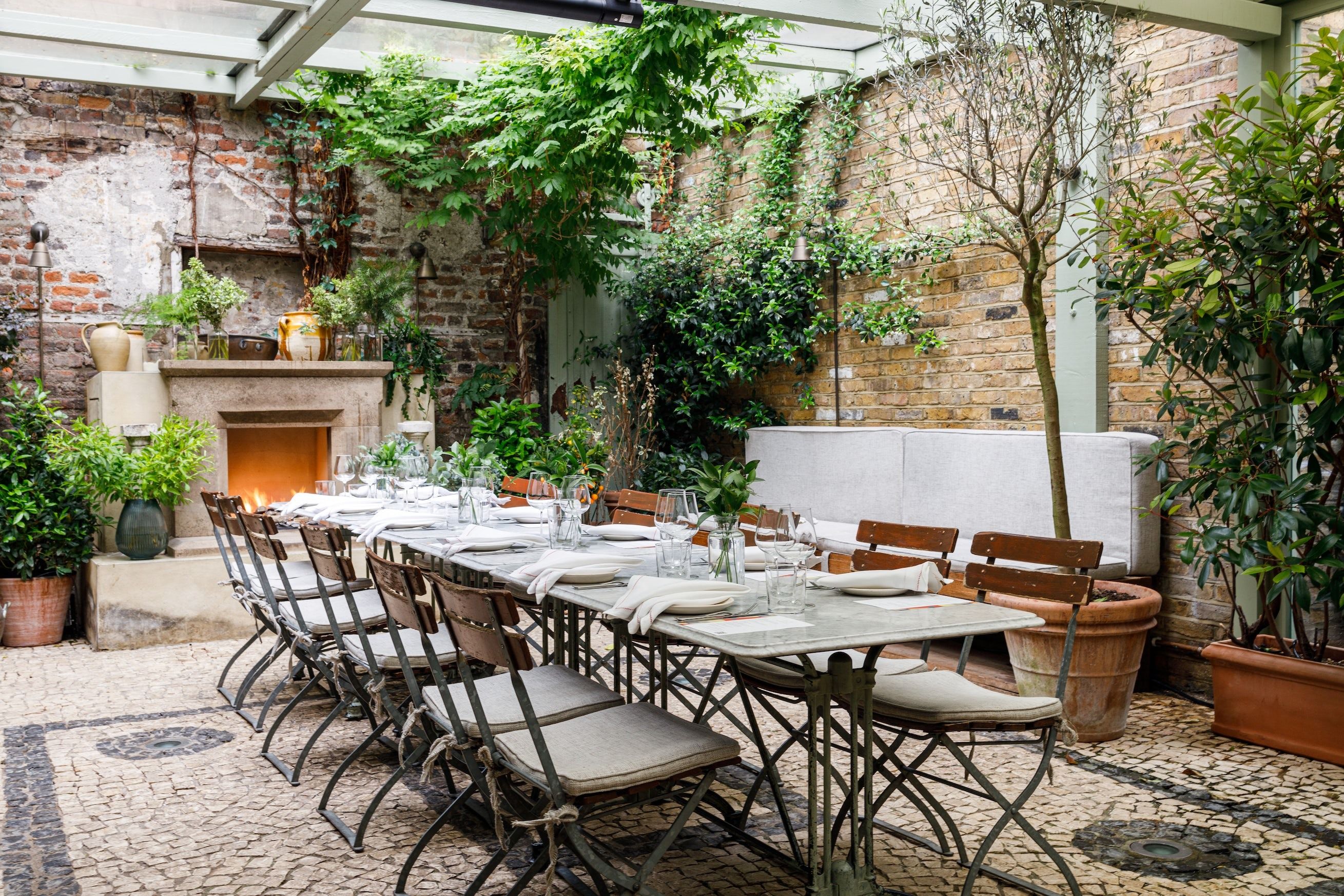 A charming Italian luxury private dining room in London: Luca1