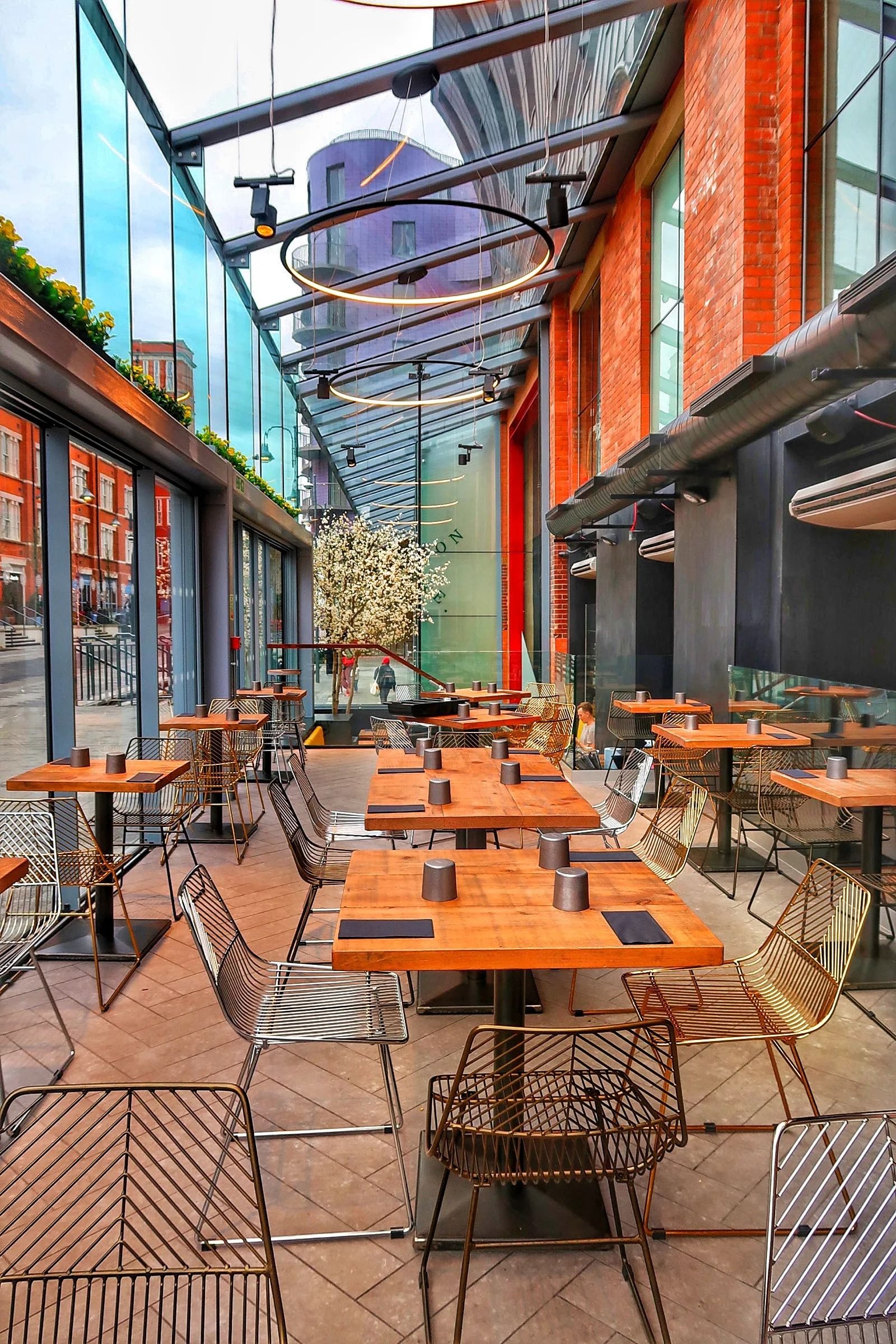 A relaxing meeting room for thinking and wellbeing: OmNom image 3