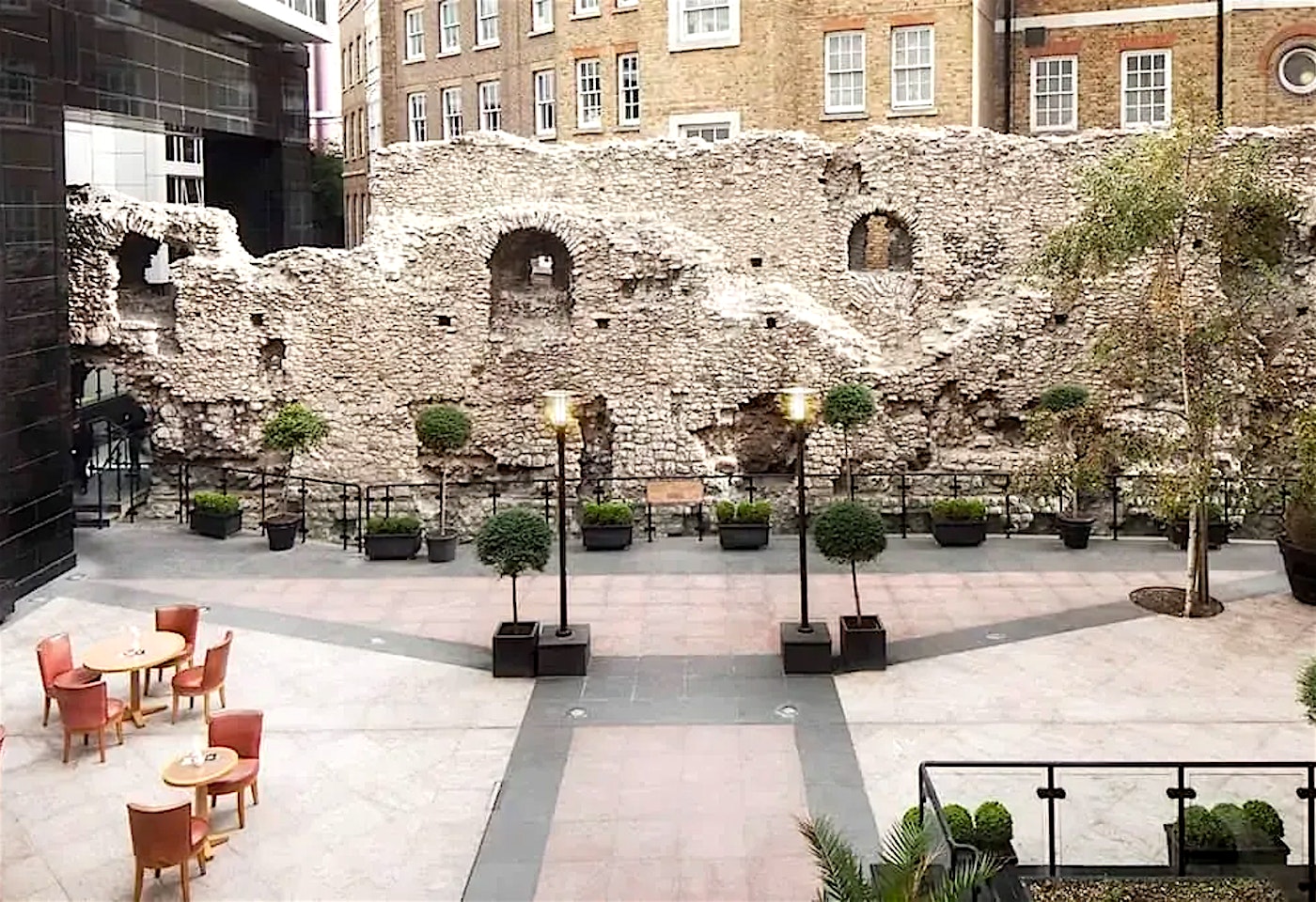 A party hotel with all the trimmings: Leonardo Royal London City image 2