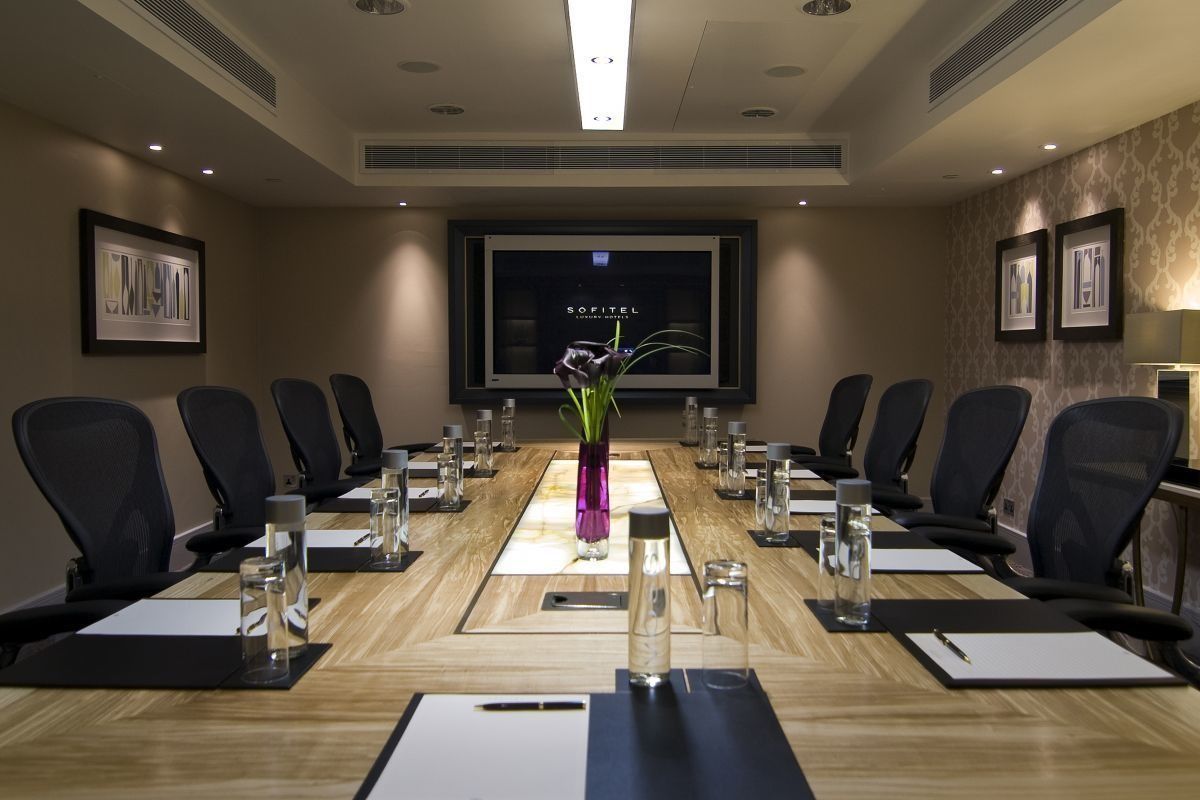 A stylish hotel meeting room with a French touch: Sofitel London St James1