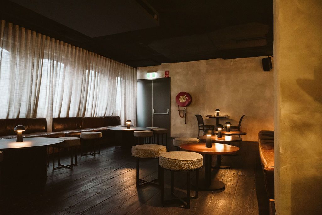 Sailing for Oranges, Warders Hotel image 3