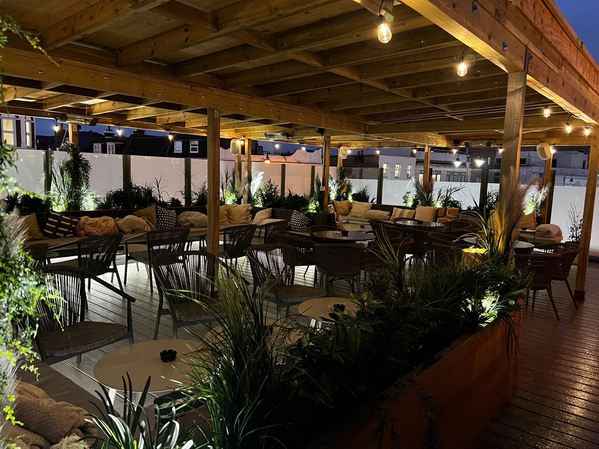 A modern outdoor bar in London: The Corin 1