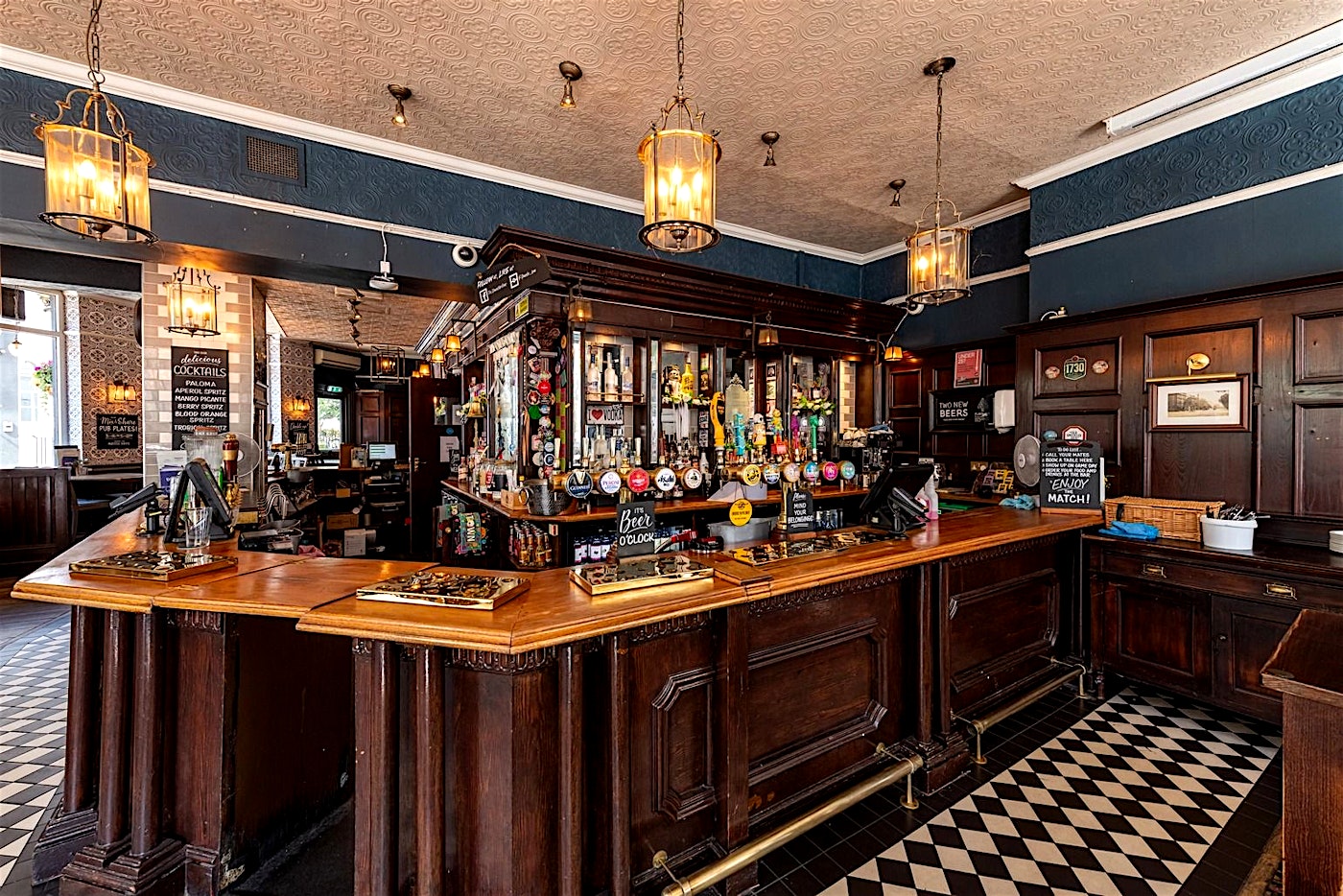 interior of the gloucester arms south kensington london bar