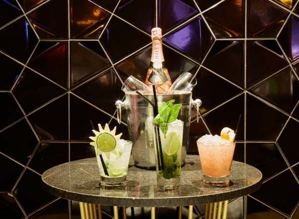 A golden outdoor bar in London: Golden Bee image 3