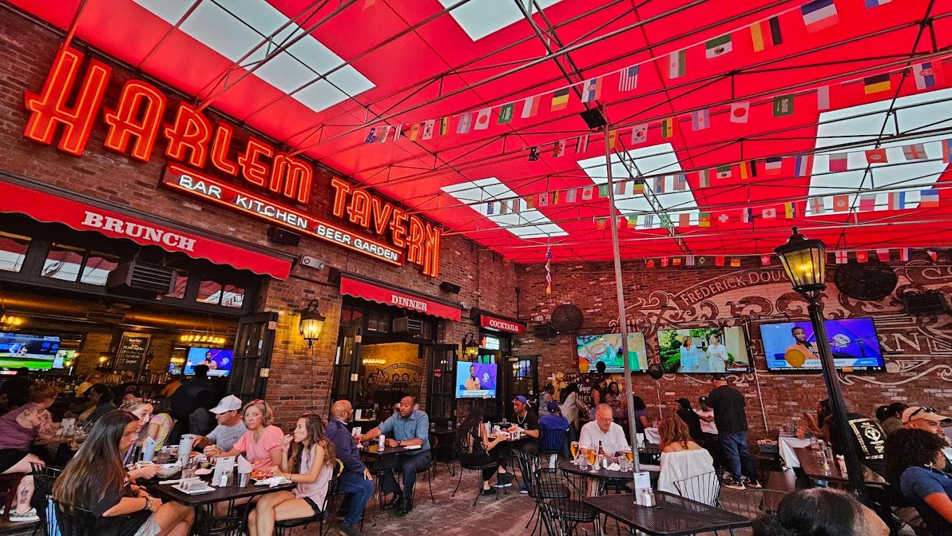 People dining at Harlem Tavern, a spots bar in NYC. 