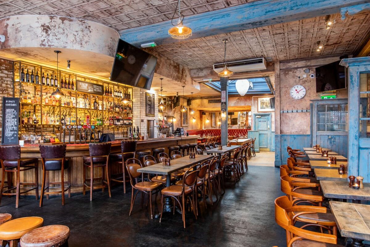 interior of kings arms chelsea london bar