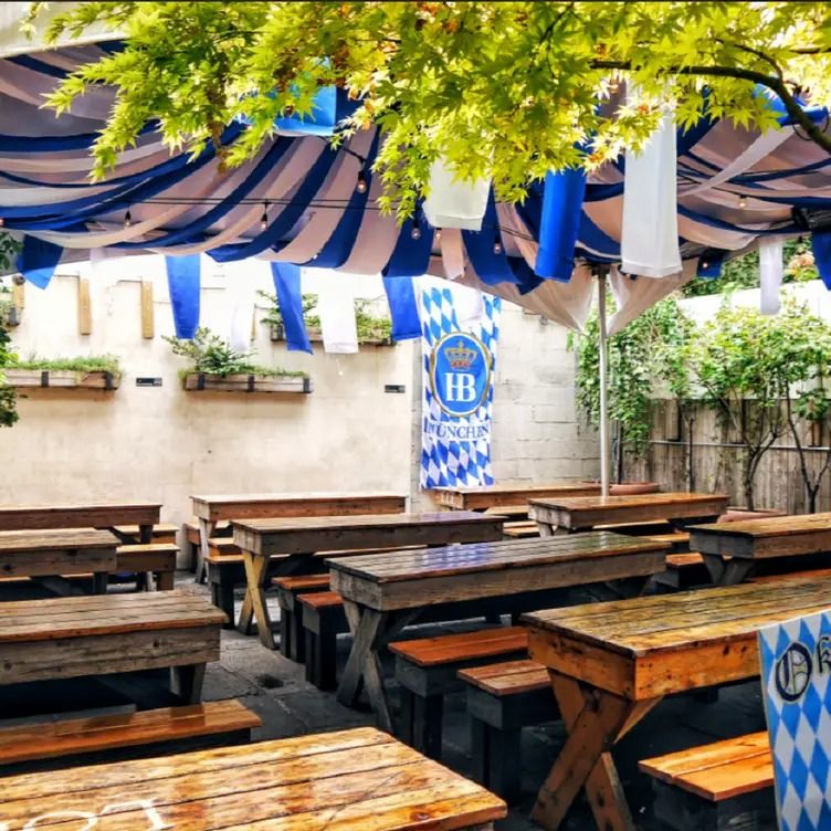 Barbie meets beer garden: Loreley Restaurant & Biergarten   image 2