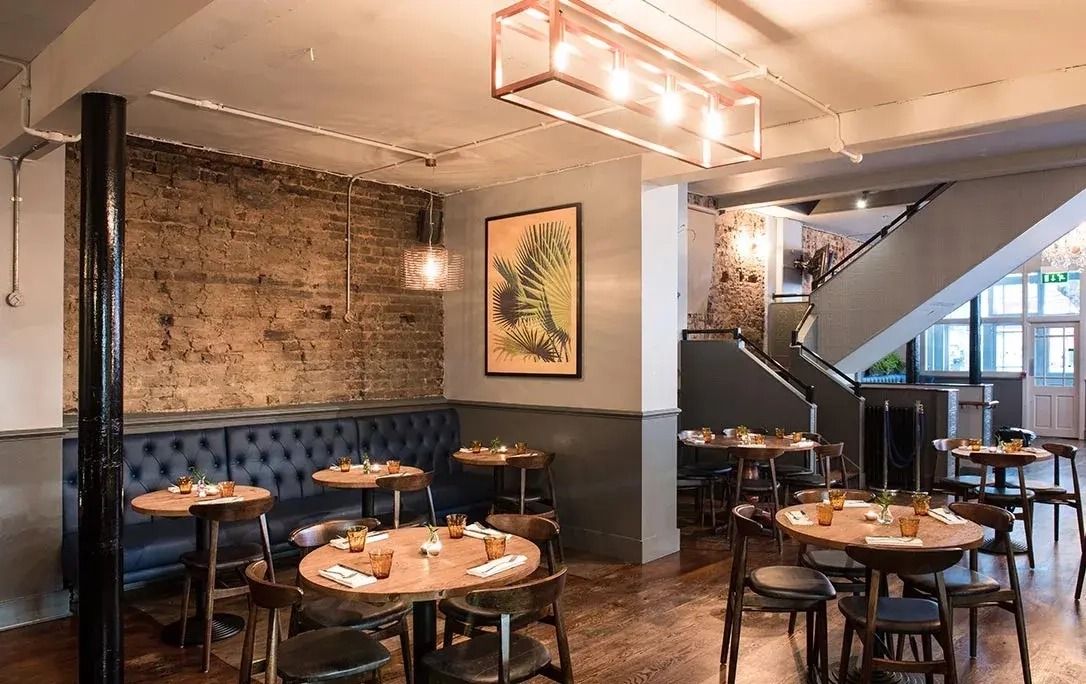 interior of the pembroke earls court london bar