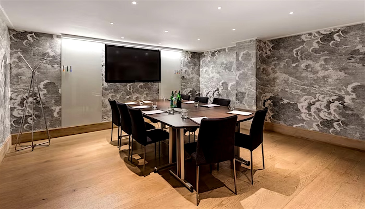 private suite meeting room at the radisson blu edwardian hampshire hotel in leicester square