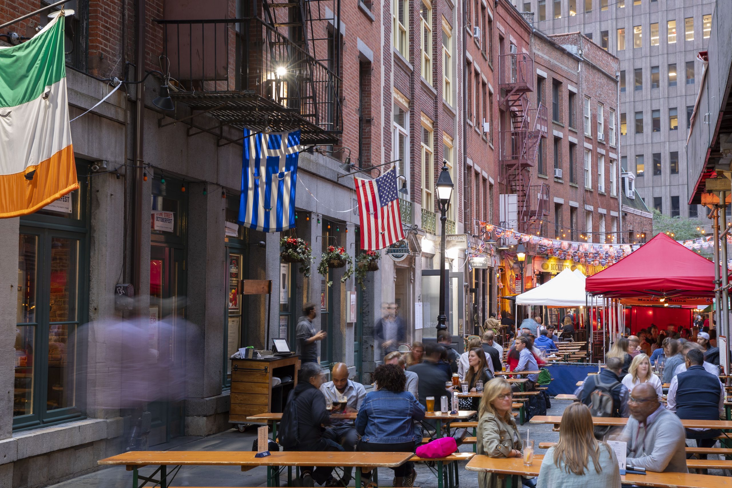 Follow the cobblestone road to this cozy Financial District pub: Stone Street Tavern1