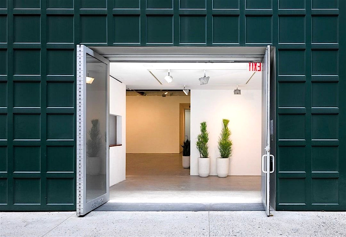 A star-studded Manhattan gallery: Studio 525 image 2