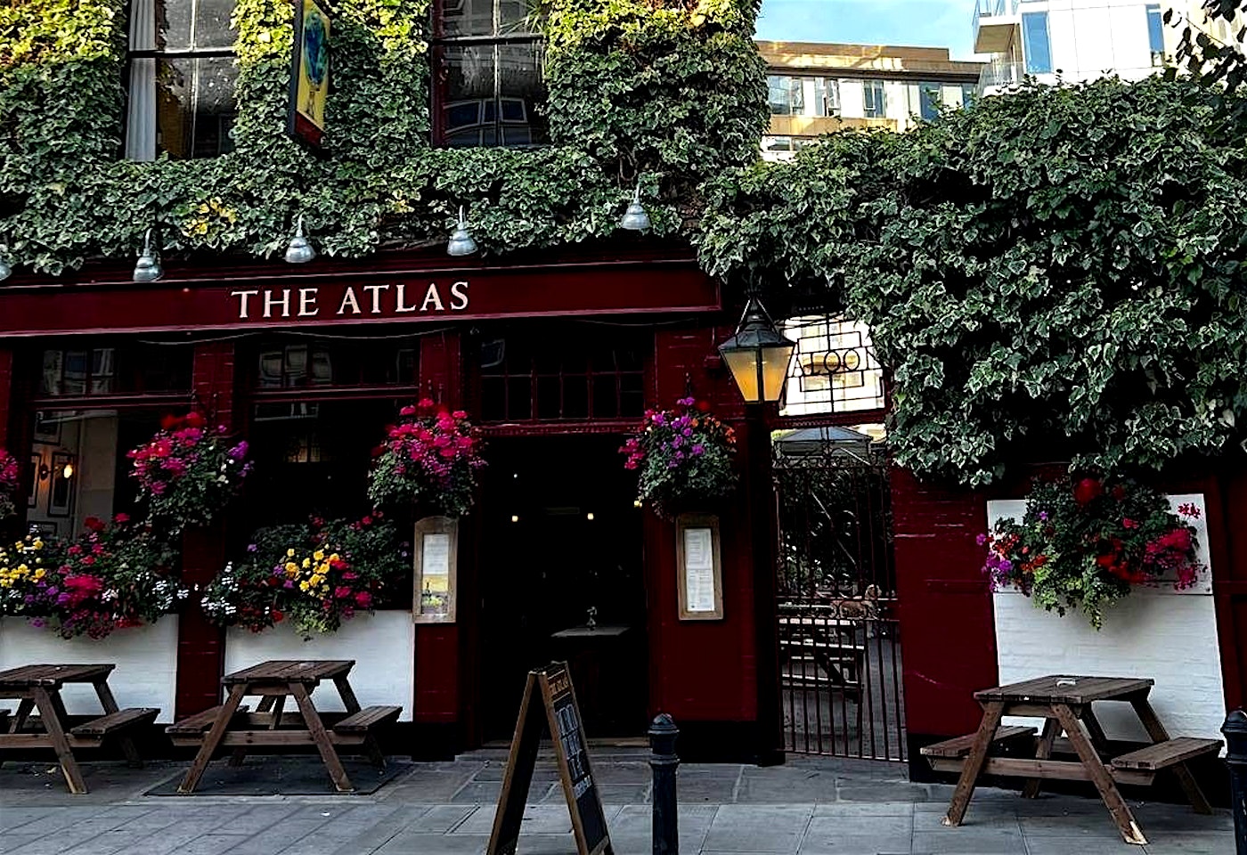 exterior of the atlas earls court london bar