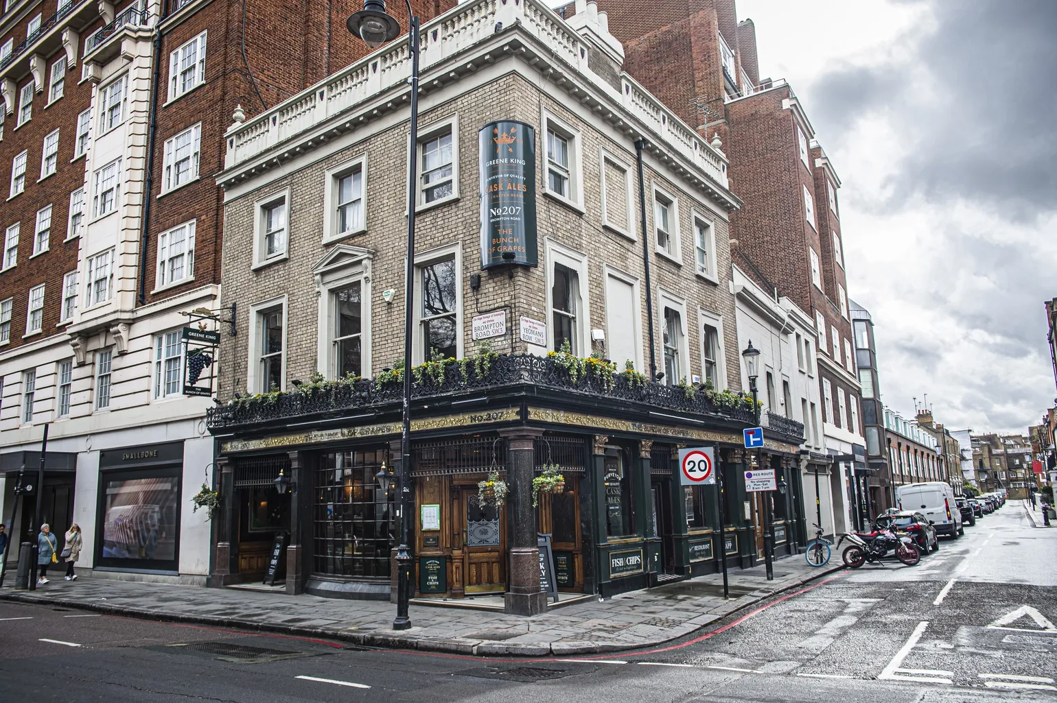 exterior of the bunch of grapes in knightsbridge london