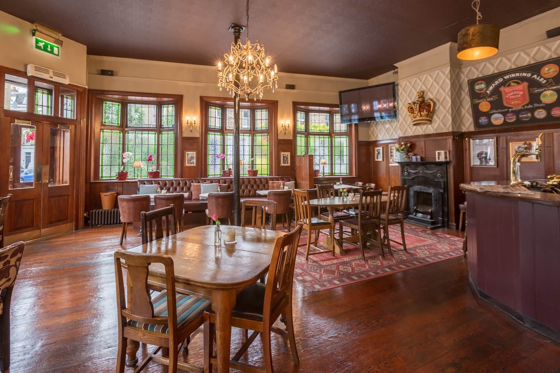 interior of the crown and sceptre shepherds bush london bar