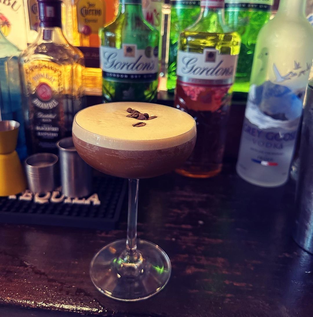 cocktail at the horse and groom belgravia london bar