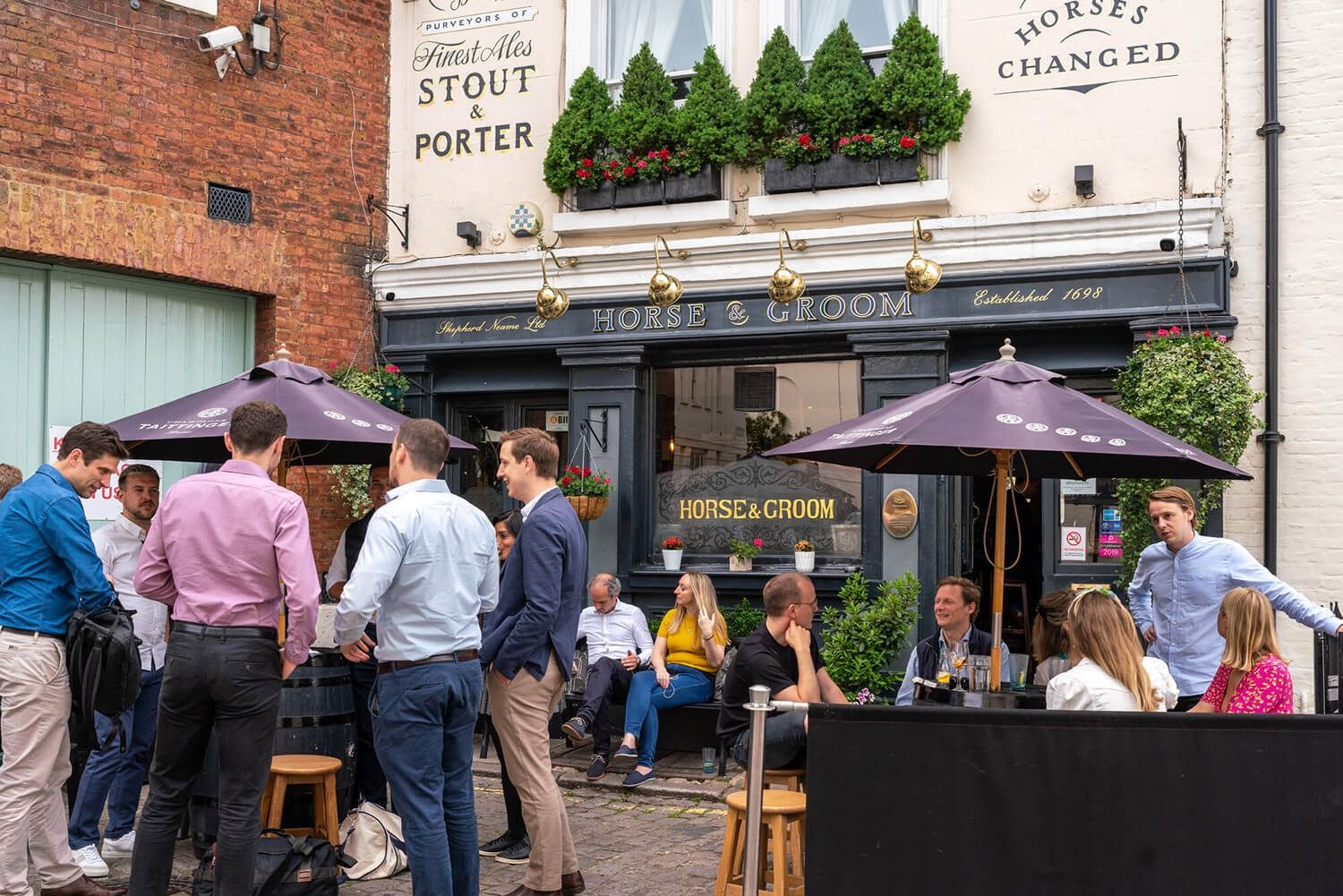 exterior of the horse and groom belgravia london bar