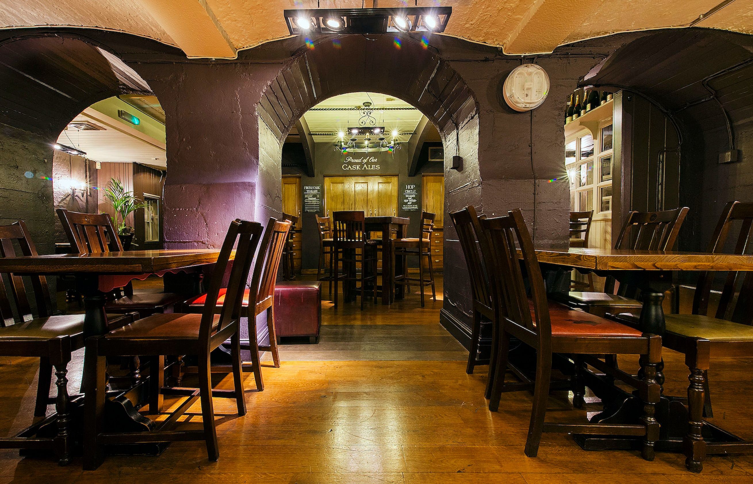 interior of the kings head green park bar london