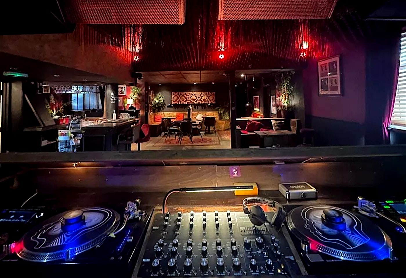 DJ decks at the lion and lamb in hoxton london