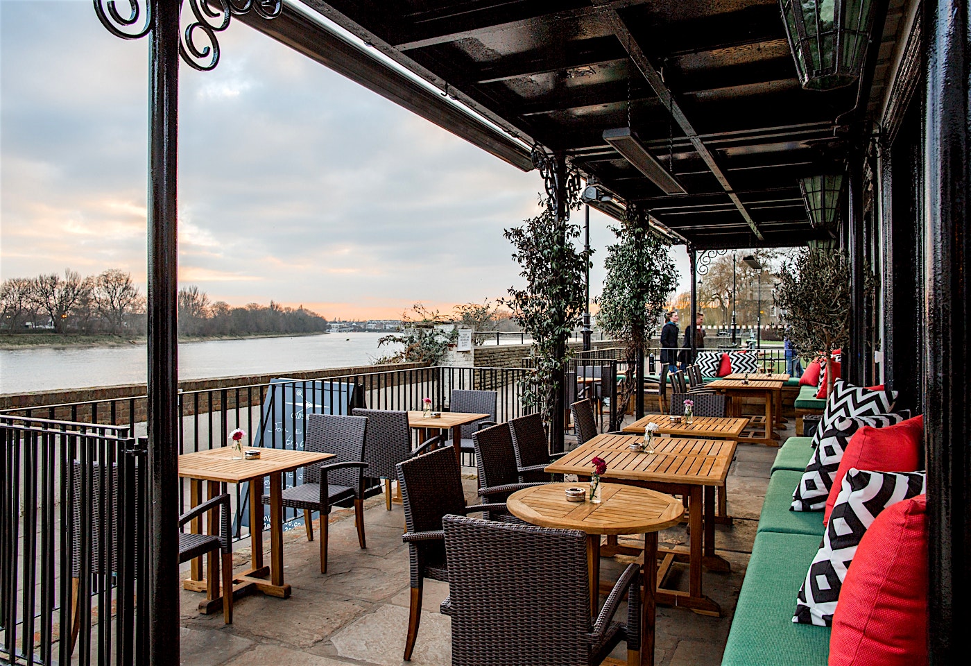terrace of the old ship hammersmith river bar